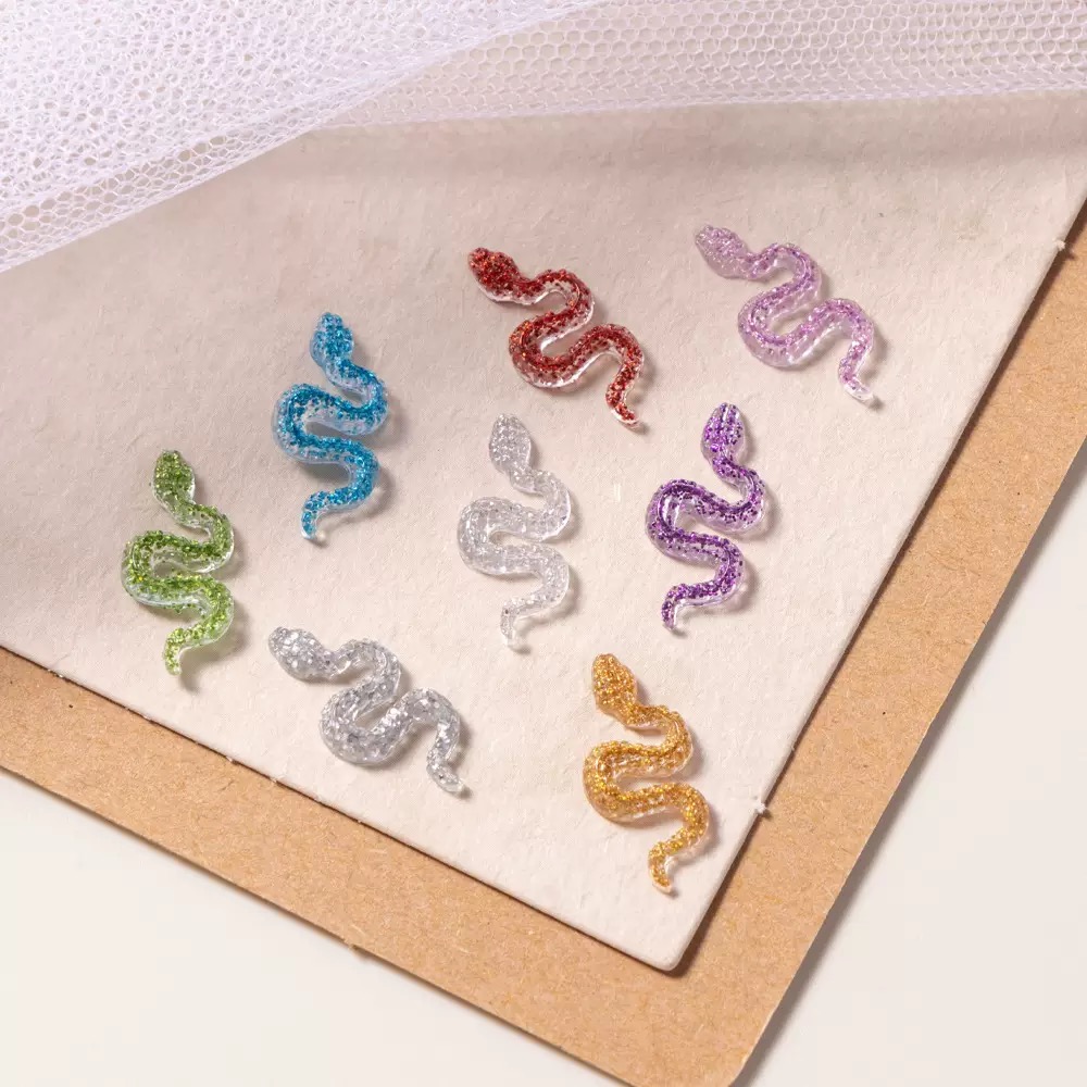 小さなキラキラ光る漫画風スネークレジンチャーム、多用途DIY - Embellishment Glue Craft のレビューと価格
