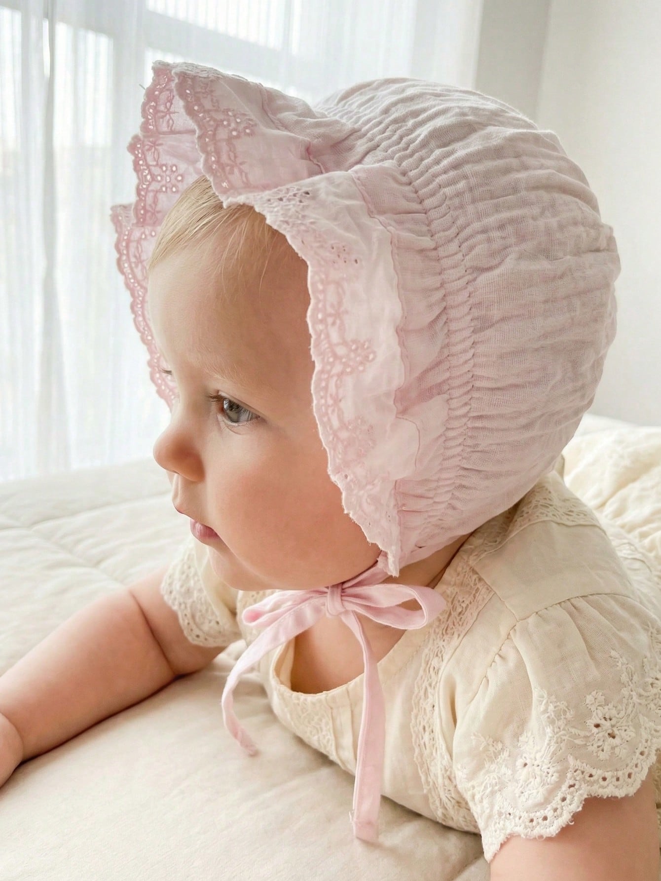 1個入り ヴィンテージレース花柄ベビーボンネット 女の子用  - Embroidery Embellishments のレビューと価格